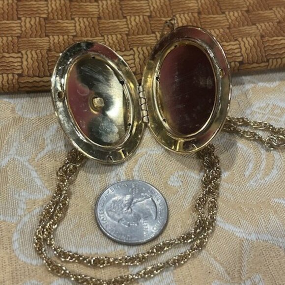 ORNATE GOLD TONE Oval Photo Locket NECKLACE - Picture 9 of 9